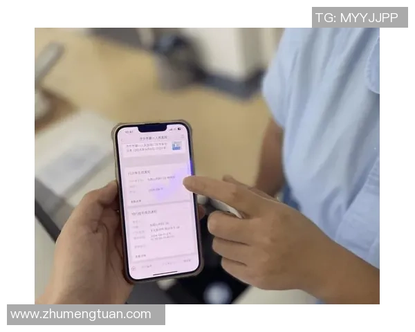 医生通过真人视频问诊实现远程医疗与健康管理的高效互动模式